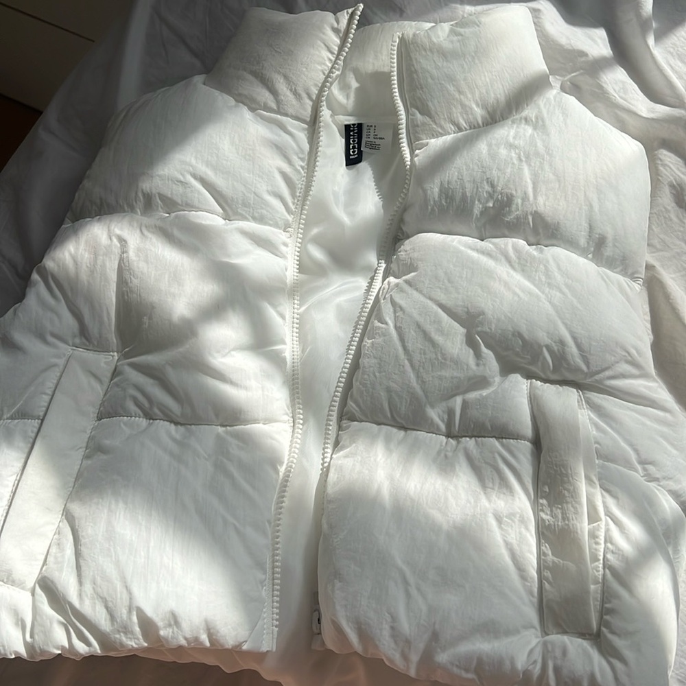 H&M cropped white puffer vest